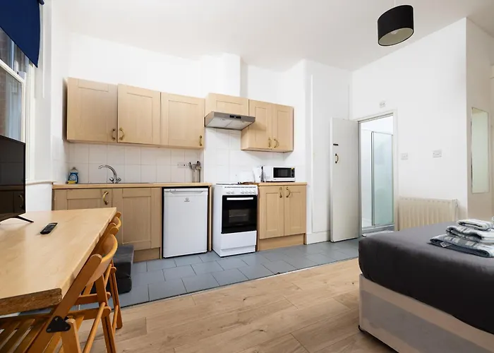 Large Studio On Finchley Road 10